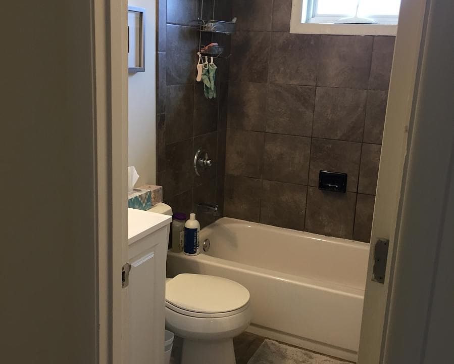 Nicely tiled bath