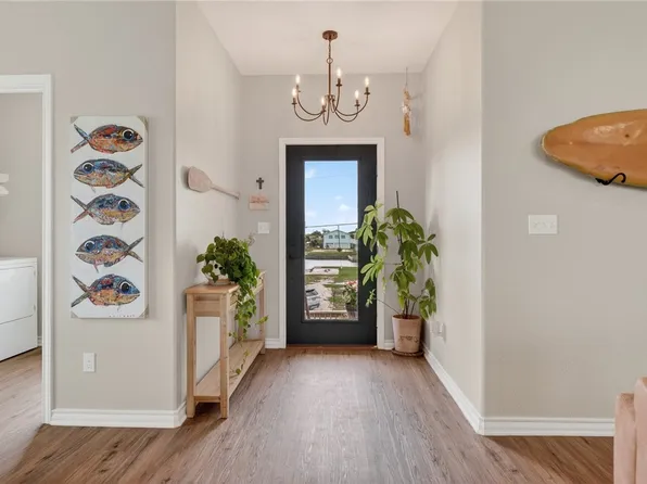 135 Lakeshore Dr, Rockport, TX 78382