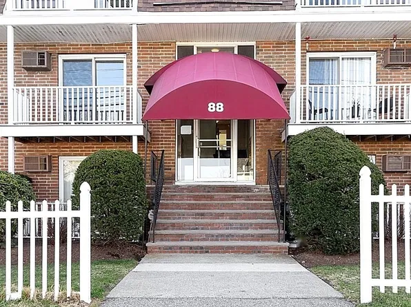 88 Beacon St APT 11, Lawrence, MA 01843