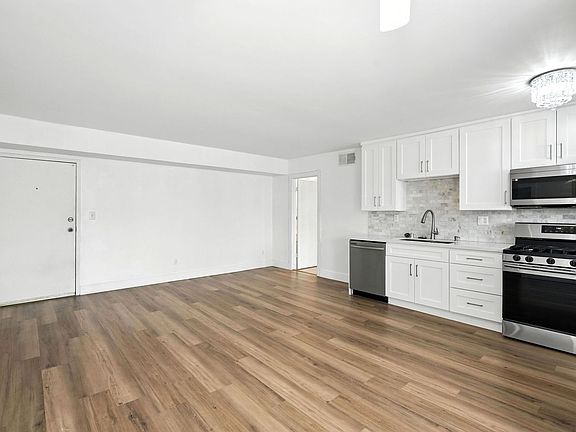 3rd image of 18530 Hatteras St Unit 326