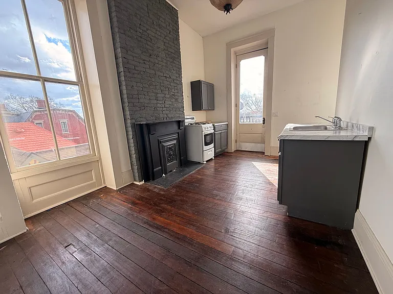 612 E Main St #6 — Photo 2