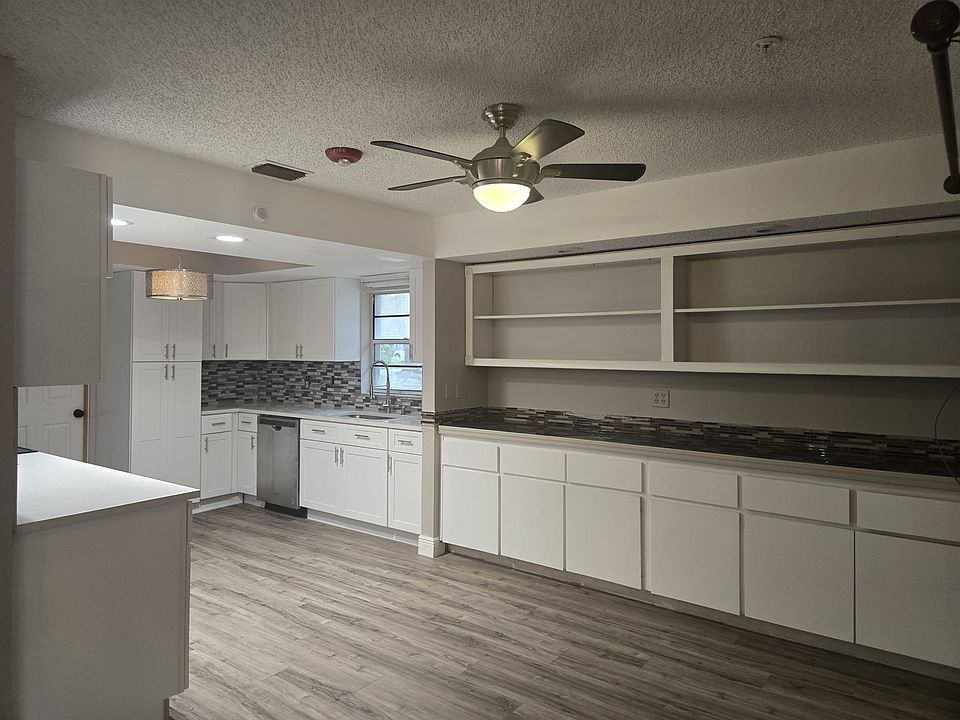 Kitchen/breakfast nook