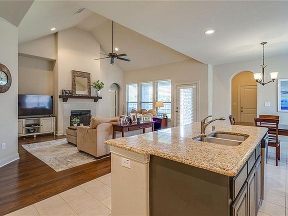 3rd image of 2810 Lakefield Dr
