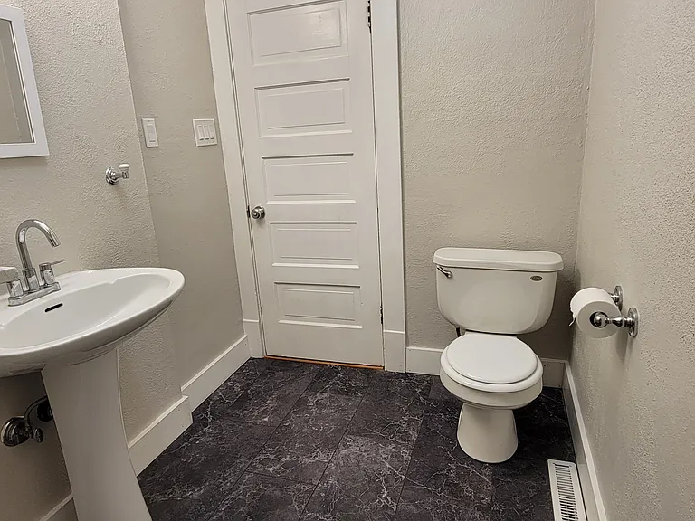 2421 W Madison Ave — Photo 4