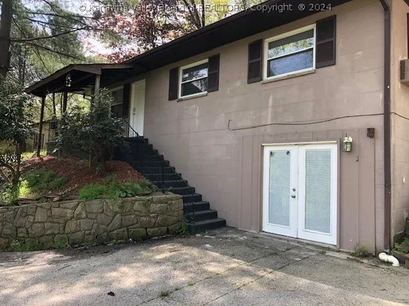 2150 Oakhurst Dr, Charleston, WV 25309