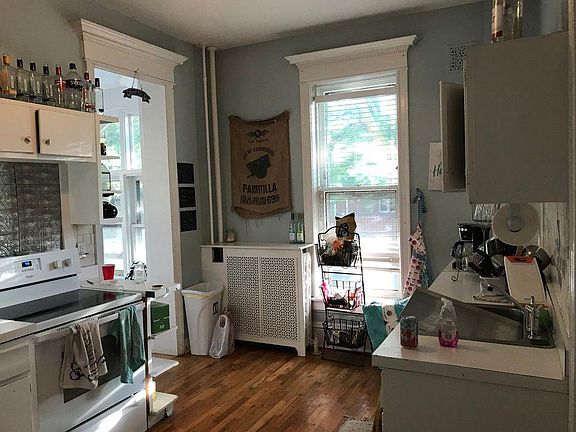4th image of 1059 W Oakdale Ave APT 1