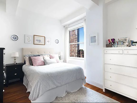 5th image of 88 Greenwich St APT 903