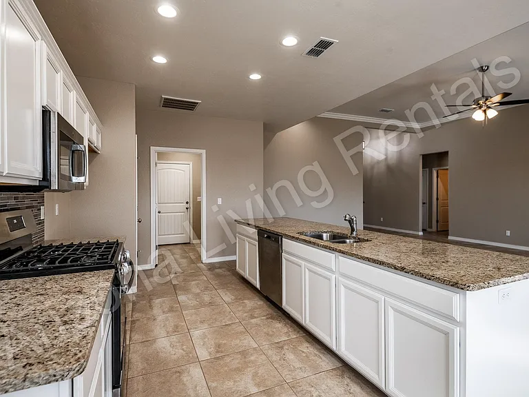 1726 E Aloe St — Photo 21