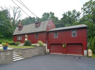 161 Carpenter Rd, Whitinsville, MA 01588