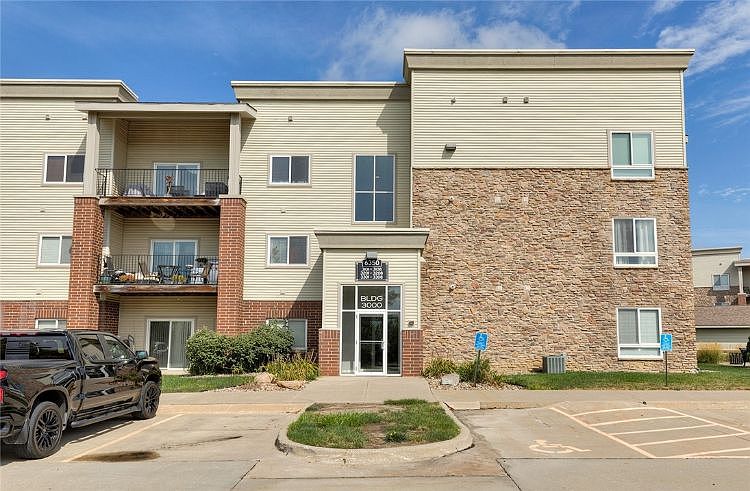 1st image of 6350 Coachlight Dr Unit 3307