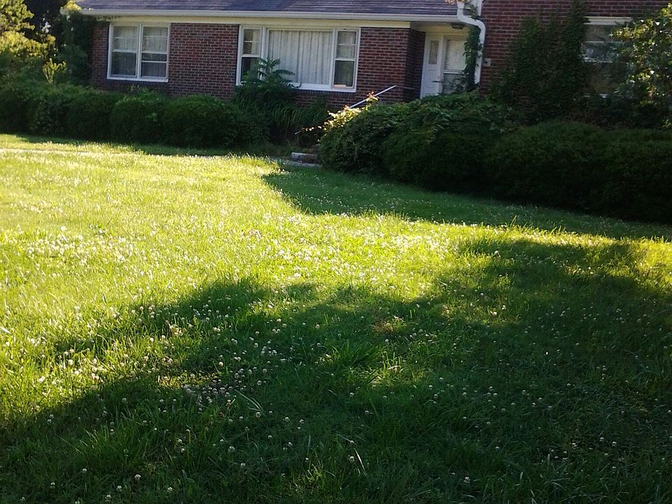 1st image of 421 Maxwell Ln