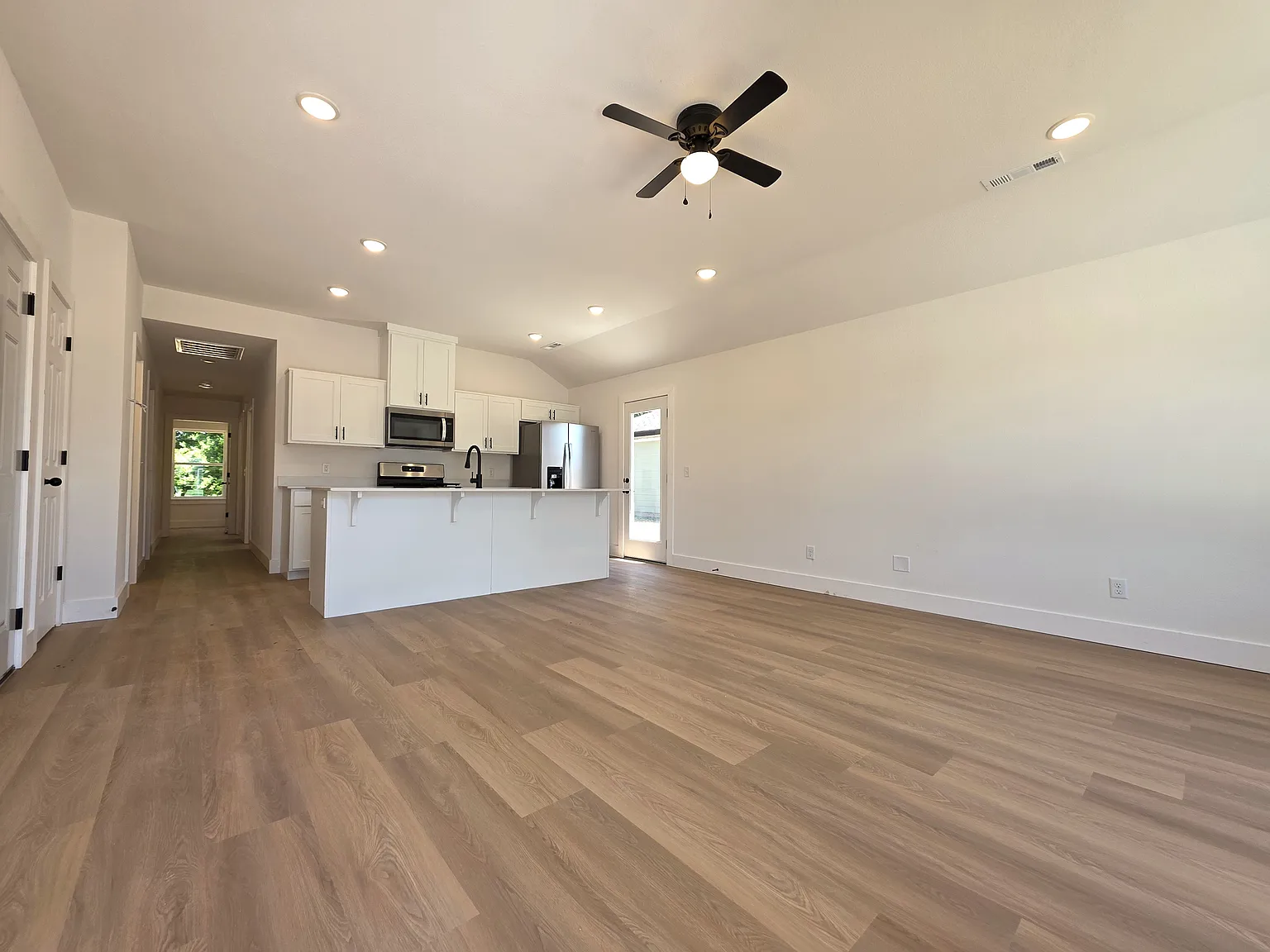 3 bed, 1256 sqft, $1,650 — Photo 4