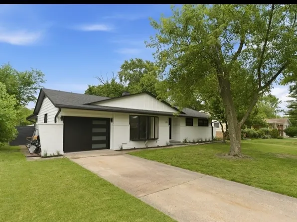 145 Wildwood Rd, Elk Grove Village, IL 60007