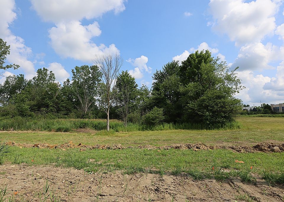 1st image of 213 W Greenwich Rd