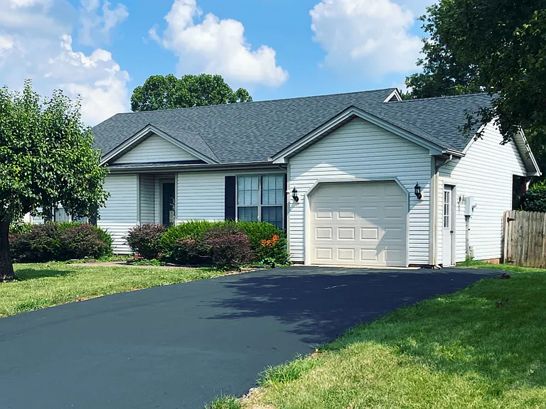 641 Hunters Ln — Photo 2