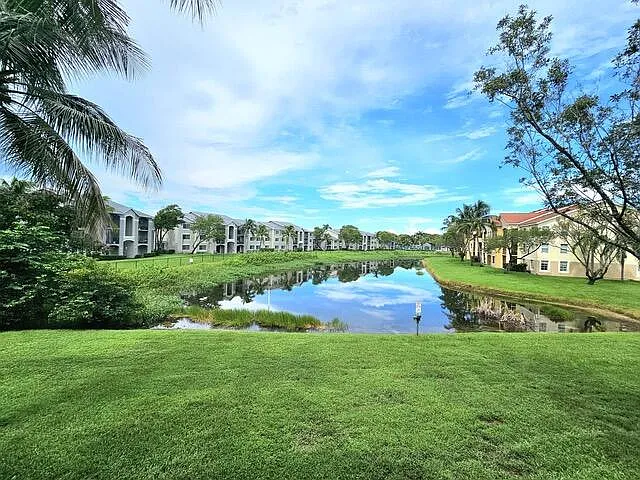 2 bed, 2.0 bath, 1060 sqft, $1,999 — Photo 3