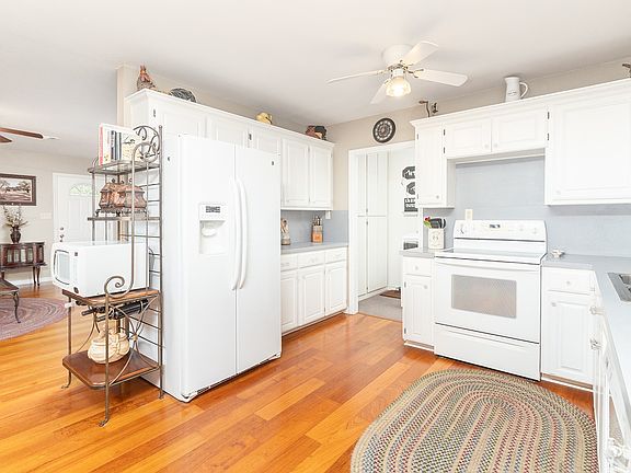 2nd image of 307 E Loop Dr