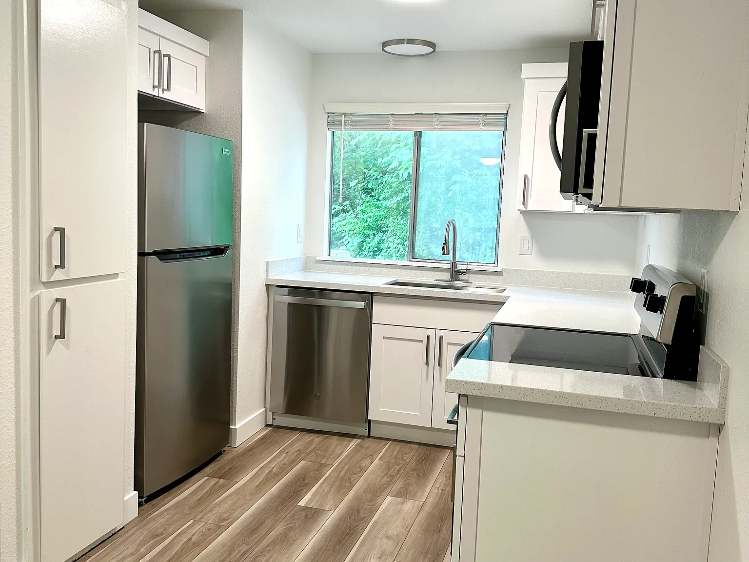 2 bed, 1.5 bath, 1008 sqft, $1,900 — Photo 3