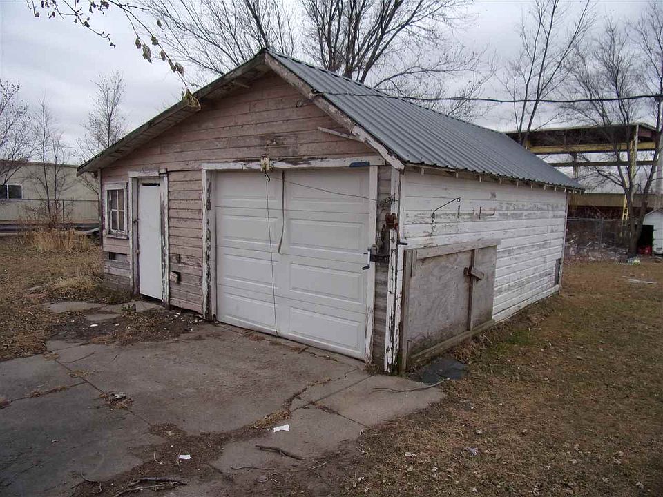 2nd image of 411 E Whitney Ave