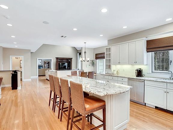 4th image of 4 Teed Ct