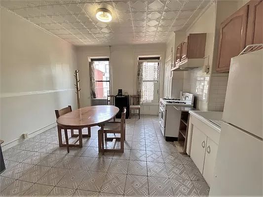 1st image of 251 Lexington Ave APT 2