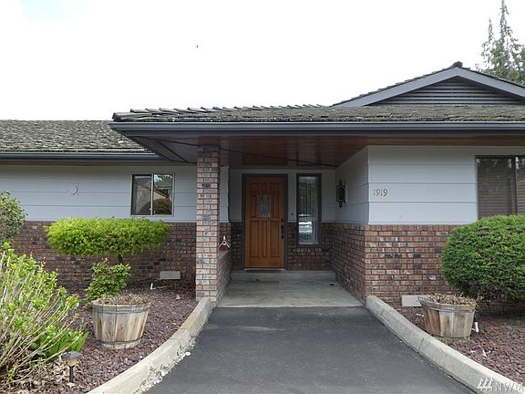2nd image of 1919 4th St SE