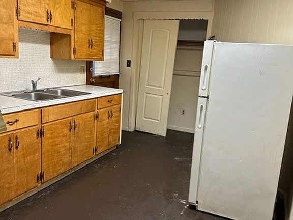 4th image of 629 N Hanover St APT 3