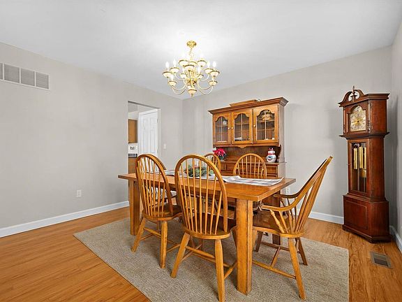 4th image of 301 Schwarz Meadow Ct