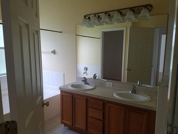 5th image of 3007 Amber Oak Dr