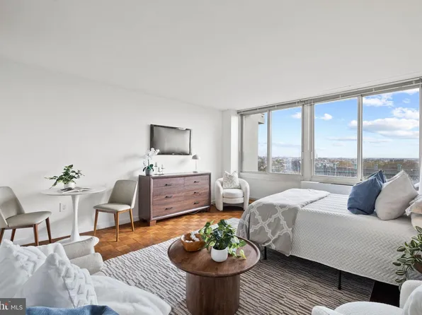 604 S Washington Sq APT 913, Philadelphia, PA 19106