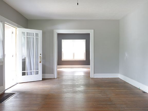 4th image of 221 E 12th St
