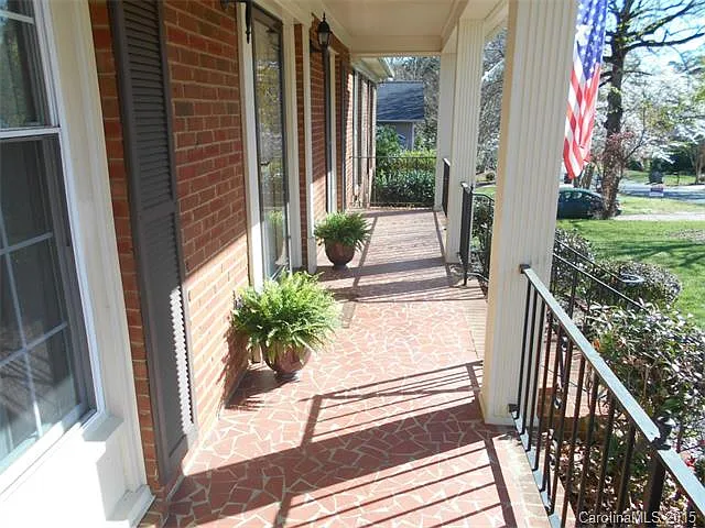 4 bed, 2.5 bath, 2507 sqft, $2,950 — Photo 2