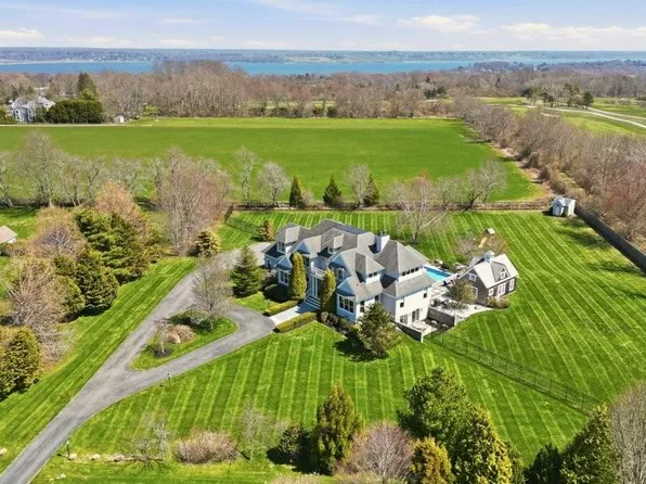99 Meadowlark Ln, Portsmouth, RI 02871