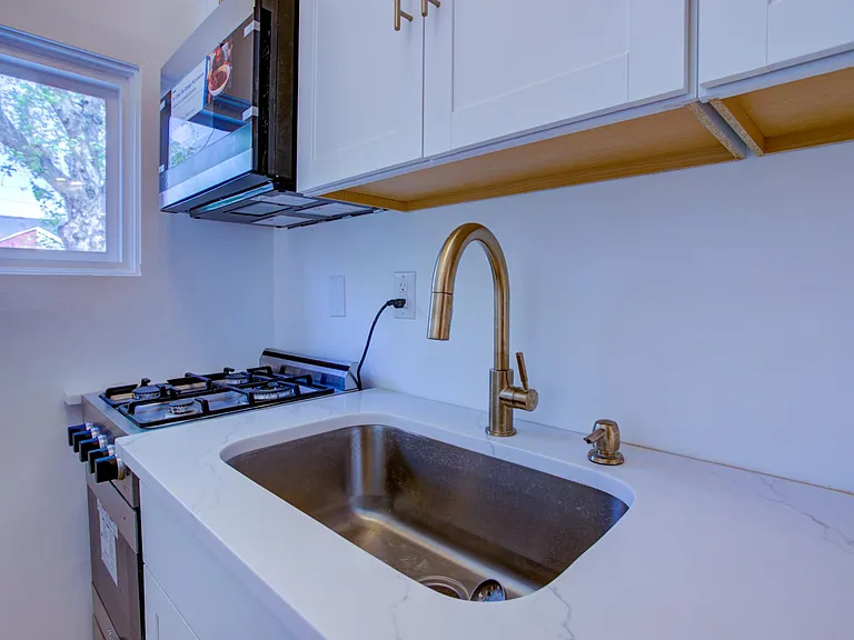 329 E Chestnut St #1 — Photo 6