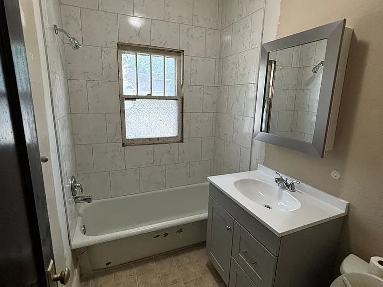 709 E Main St — Photo 2