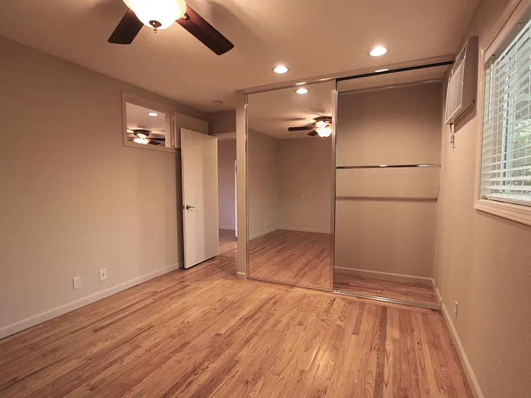 560 University Dr — Photo 16