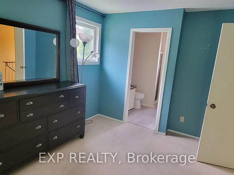 796 Harlequin Cres — Photo 12