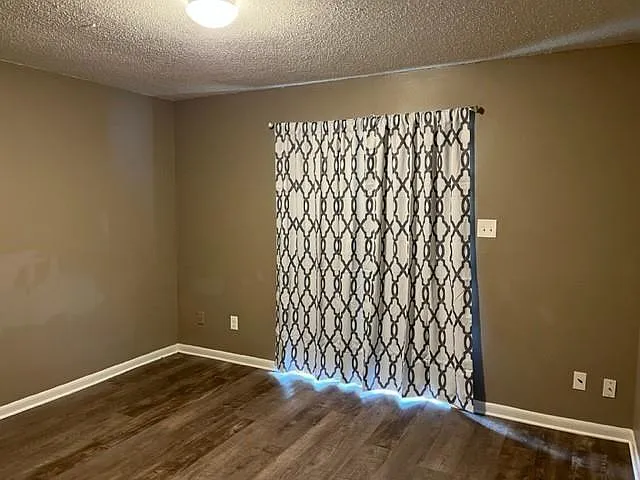 3 bed, 1.0 bath, 923 sqft, $1,100 — Photo 2