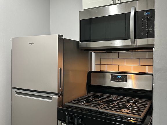 2nd image of 4241 N Kenmore Ave #3