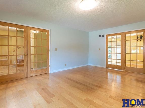 4th image of 2330 S 75th St