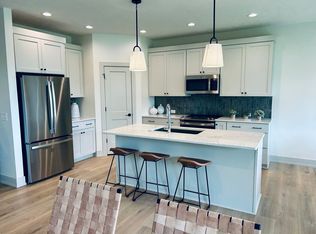 9021 Whitmer Dr, Lincoln, NE 68520