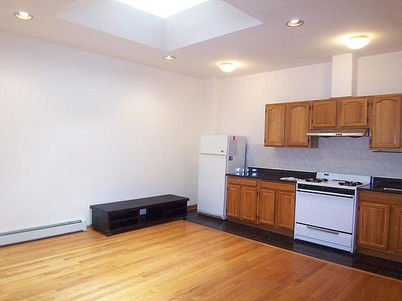 4th image of 139 E 45th St APT 4B