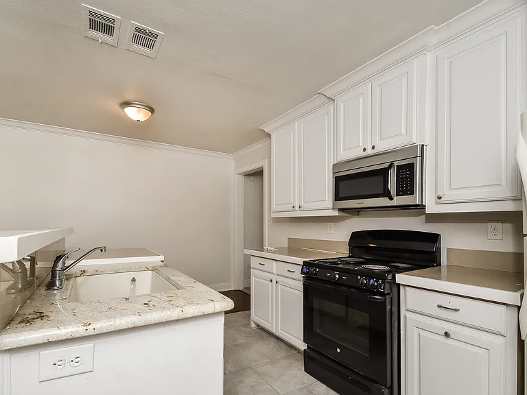 814 W College St — Photo 7