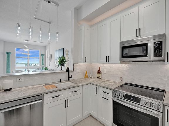 4th image of 806 E Windward Way #607