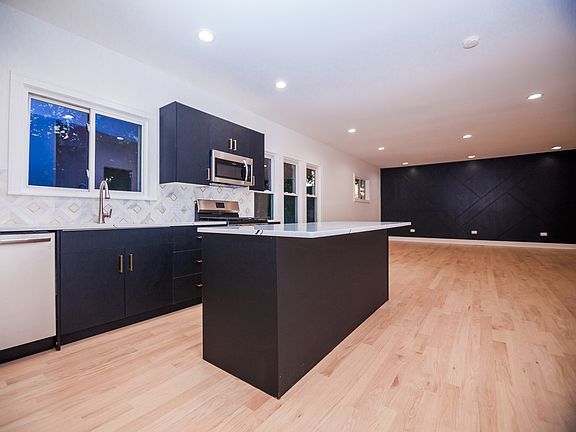 4th image of 417 S 6th Ave