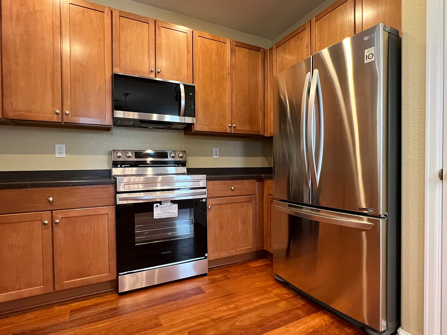 3 bed, 2.5 bath, 1597 sqft, $2,600 — Photo 2