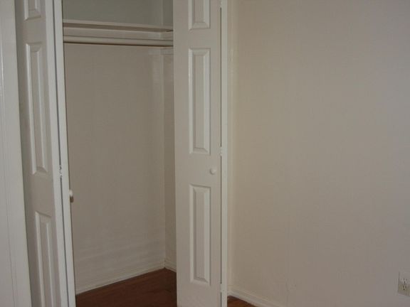 4th image of 220 Betts Ave #2