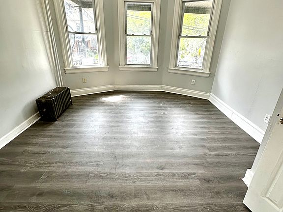 2nd image of 923 Grove St Floor 1