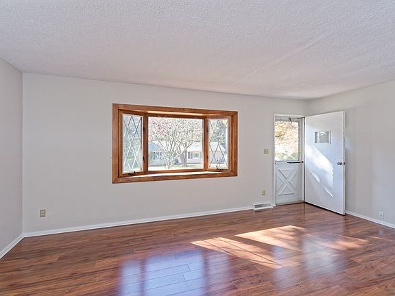 5th image of 7 Crestwood Ave