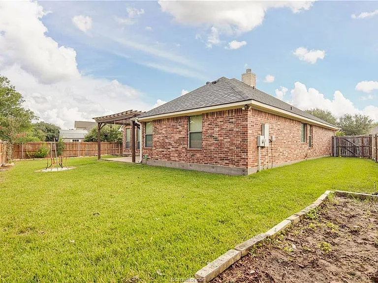 2481 Newark Cir — Photo 24